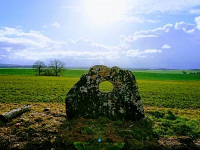 Les pierres perces