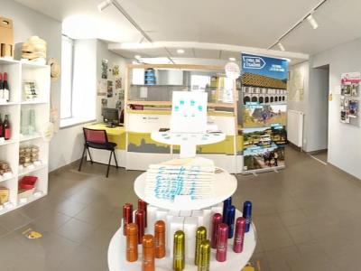 Boutique de produits locaux de l&#039;office de tourisme des Combes  la Sane