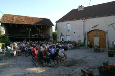 theatre-de-rue-charentenay-avec-les-soings-intensifs-le-17.07.14-e15a