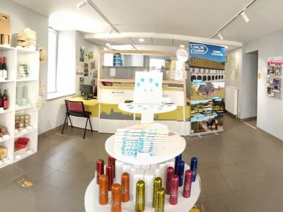 Boutique de produits locaux de l'office de tourisme des Combes � la Sa�ne